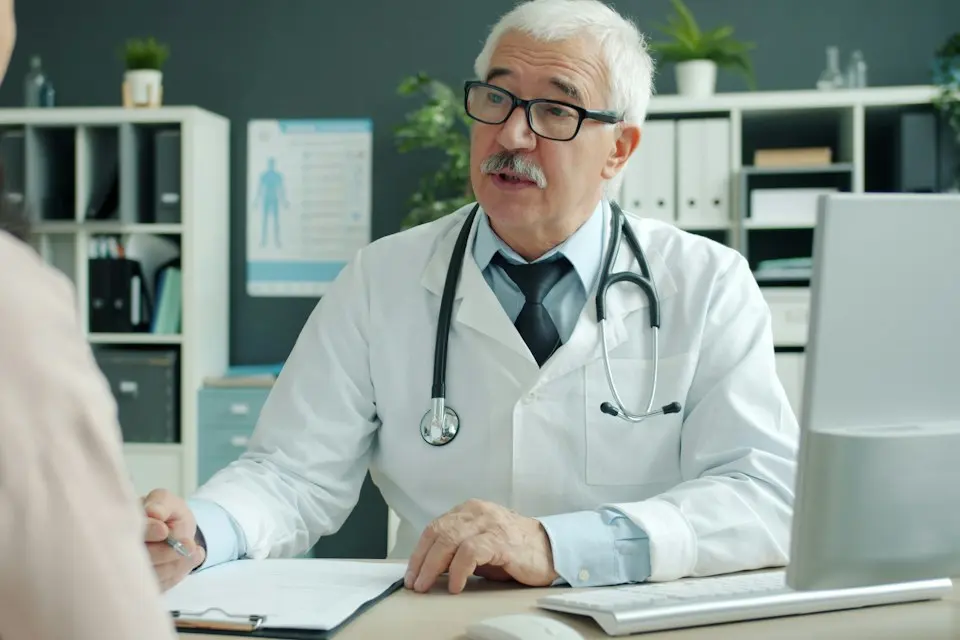 Médico atendendo um paciente no consultório